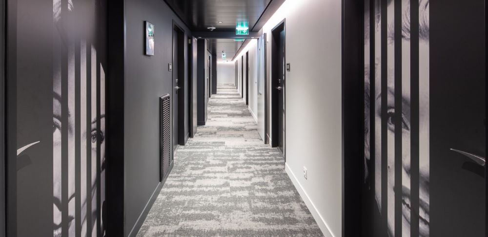 Portes d'hôtel personnalisées avec Deya Blocfer