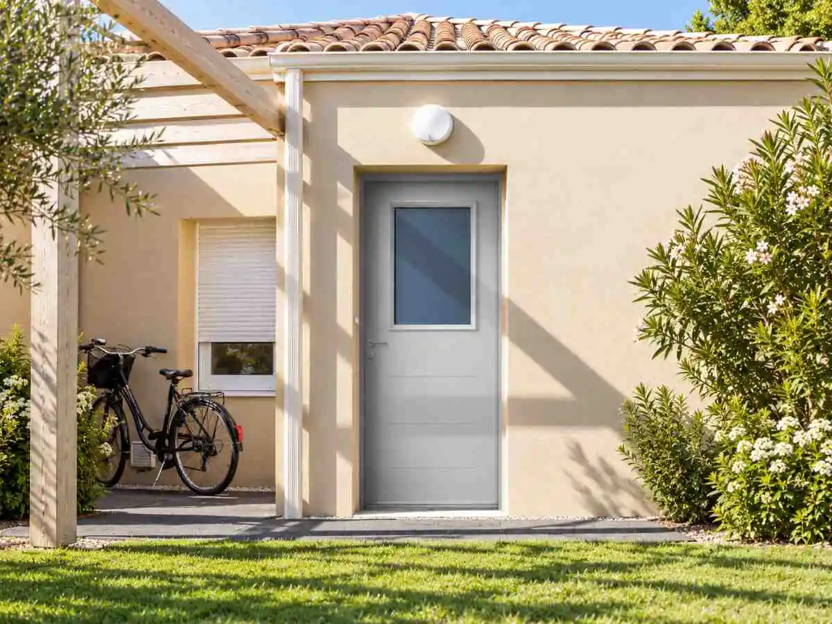 Stabipac Extérieur porte de service thermique, accès bâtiment tertiaire, peinture grise