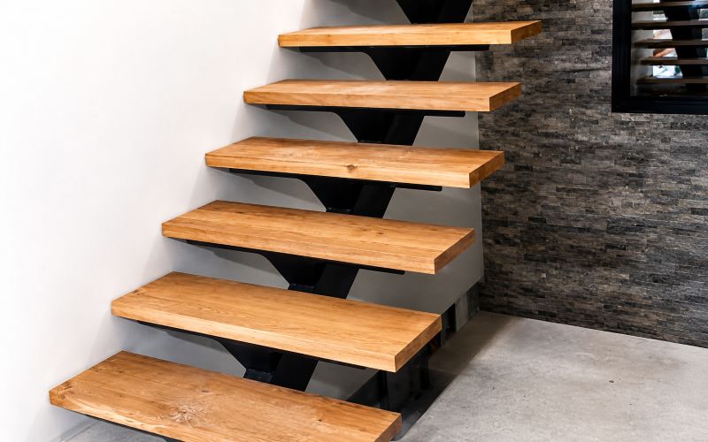 Marche d'escalier réalisée en panneau chêne massif non abouté