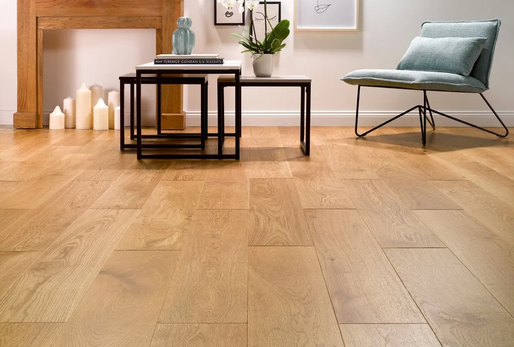 Parquet contrecollé chêne naturel Alsaflooring posé en séjour