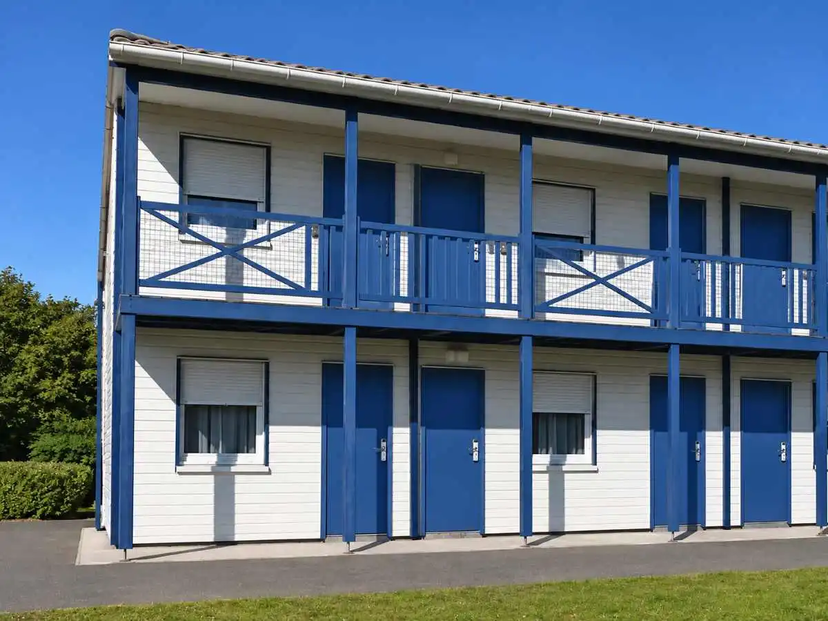 Porte Deya Coursipac bleu outremer sur une coursive extérieure