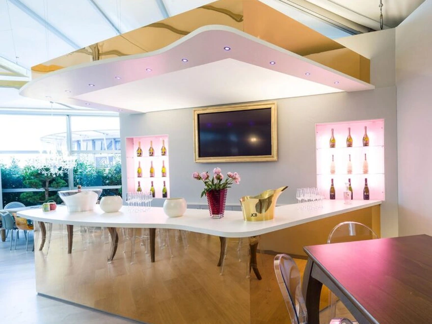 Comptoir de bar habillé de panneaux dorés Déco-Line Display, Sibu Design