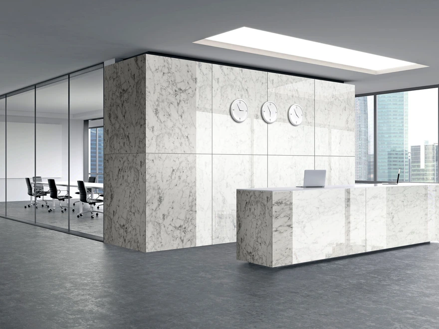 Habillage effet marbre blanc dans un accueil de bureaux, Sibuglas, Sibu Design