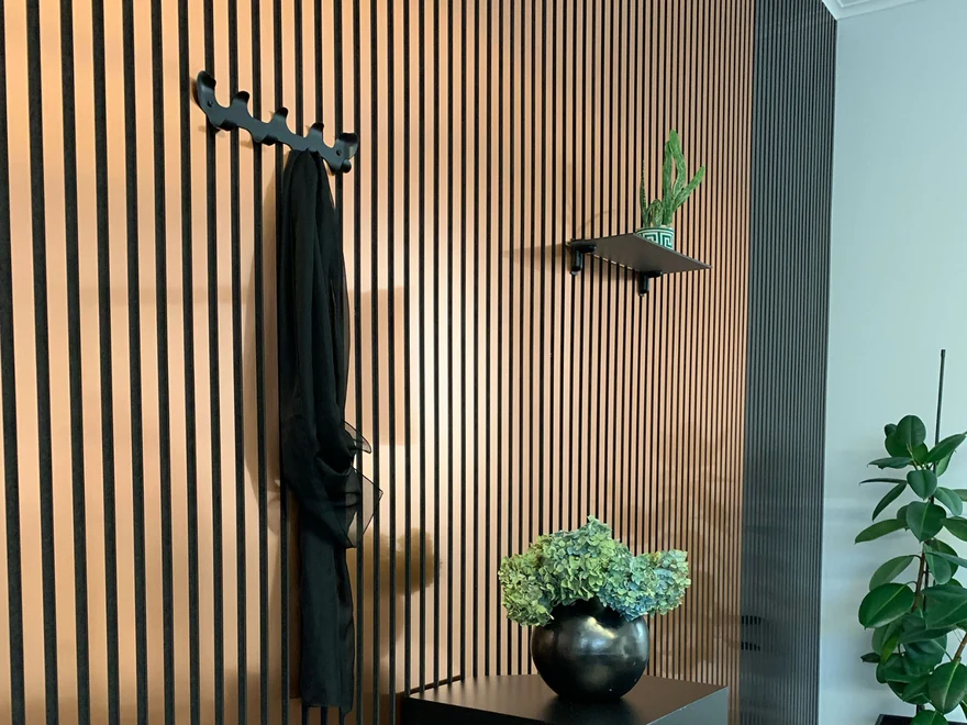 Habillage mural à tasseaux effet bois dans une entrée, Acoustic Wall Panels, Sibu Design