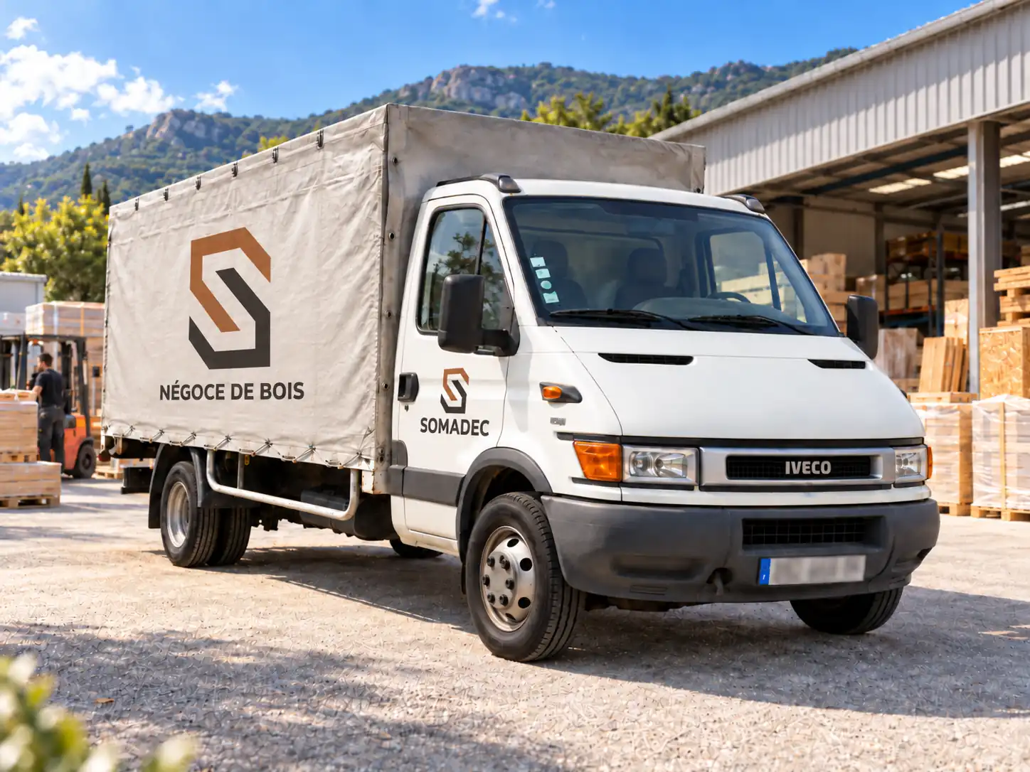 Camion de livraison SOMADEC, négoce de bois, Alpes-Maritimes